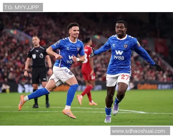 德甲惊现冷门那不勒斯凭乌龙球1-0力克利物浦全场沸腾