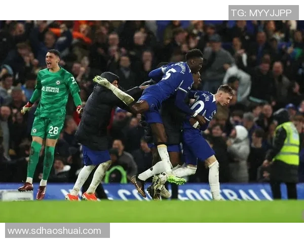 欧冠激战：里昂大胜曼联帽子戏法引爆全场战术解析