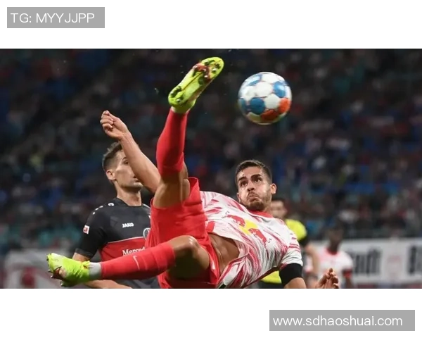 足总杯激战莱比锡与曼联战成平局赛场瞬间引发热烈反响