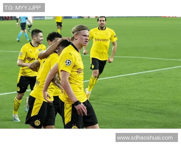 欧冠激战：多特蒙德6比2逆袭拜仁红牌争议引发全场热议