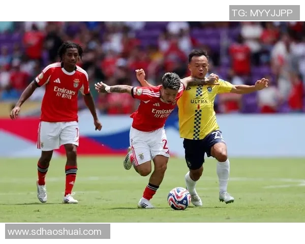 国王杯激战：拜仁险胜国米乌龙球成关键瞬间引发全场狂欢