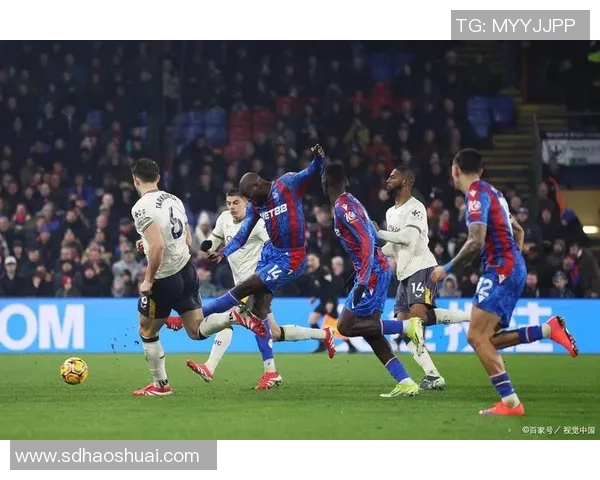 英超精彩对决巴黎圣日耳曼与莱比锡战成平局帽子戏法瞬间点燃全场激情 英超精彩对决巴黎圣日耳曼与莱比锡战成平局帽子戏法瞬间点燃全场激情